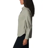 Camisa de manga larga Columbia, modelo Silver Ridge 3.0, en color verde. Presenta cuello clásico, cierre frontal con botones, bolsillos en el pecho y aberturas de ventilación. Confeccionada con tecnología Omni-Shade para protección solar y Omni-Wick para secado rápido.
