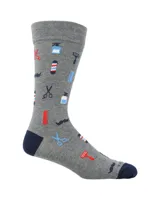 Medias de largo medio color gris melange con estampado de motivos de barbería, incluyendo tijeras, peines, navajas, bigotes y postes de barbero. Presenta talón y puntera en color azul marino.