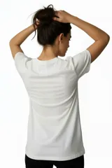 Remera de algodón color negro con cuello redondo y mangas cortas. Presenta un estampado frontal con diseño de rosas, rayos y texto, decorado con detalles de strass.
