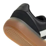 Championes urbanos Adidas modelo Barreda, color negro con las tres tiras laterales en blanco y suela de goma color caramelo. Presentan un diseño de inspiración clásica con lengüeta plegable y exterior en cuero sintético.