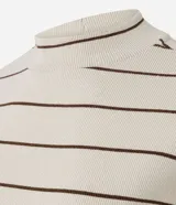 Blusa de ribana marca Marfinno, color beige con rayas horizontales finas de color marrón, cuello alto y mangas cortas.
