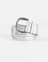 Cinturón plateado de cuero vegano con tachas metálicas y hebilla clásica plateada.