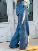 Pantalón de jean azul de corte wide leg.