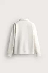 Sudadera polo de corte regular, confeccionada en tejido técnico interlock de algodón con elasticidad. Presenta cuello solapa, cierre frontal de cremallera y manga larga con puños acabados en rib.