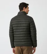 Campera ultraliviana de poliamida color gris claro, con cuello alto y cierre delantero.