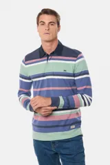 Remera tipo polo de rugby a rayas, confeccionada en tela de jersey con cuello en gabardina lavada y puños en rib. Presenta botones personalizados y bordado en el pecho.
