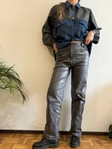 Pantalón de cuero sintético color gris grafito, de corte recto y tiro alto.