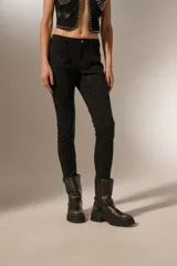 Pantalón jean negro skinny con strass y calce medio.