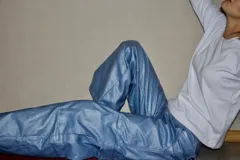 Pantalón cargo colorado de tela brillante con elástico en la cintura y bolsillos con solapa.