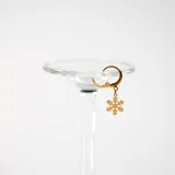 Aro colgante dorado con dije de copo de nieve.