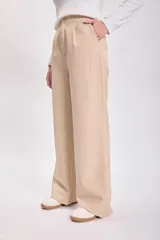 Pantalón de vestir de corte recto y tiro alto, con diseño de pinzas en la cintura y bolsillos laterales.