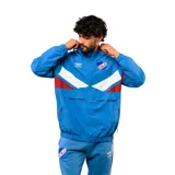 Buzo de entrenamiento Umbro del Club Nacional de Football, con medio cierre frontal y cuello alto. Diseño en color azul con detalles en blanco y bordó en el pecho, incluyendo el logo de la marca y el escudo del club.