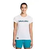 Remera deportiva blanca de poliéster reciclado, con cuello redondo y logo Saucony estampado en el pecho en tonos celeste y azul.
