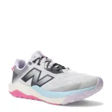 Championes de trail running New Balance Nitrel v6, con capellada de malla técnica en color gris claro, detalles en lila, celeste y suela con secciones en fucsia. Presenta el logo N en los laterales, refuerzo Toe Protect en la puntera y suela AT Tread para mayor tracción.