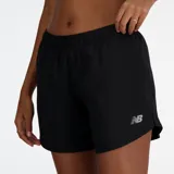 Short deportivo negro de New Balance, con cintura elástica y logo pequeño en la pierna izquierda.