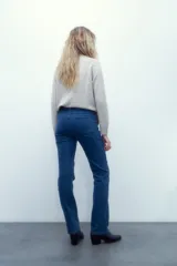 Pantalón de jean de tiro alto, corte recto, color azul medio.