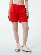 Short rojo de lino con cintura elástica y bolsillos laterales.
