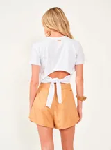 Remera blanca de algodón con apliques dorados.