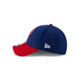 Gorra New Era 9Forty de los Philadelphia Phillies, color azul con visera roja y logo bordado en el frente.