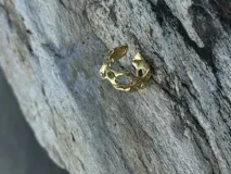 Anillo de bronce con diseño orgánico y aberturas irregulares.