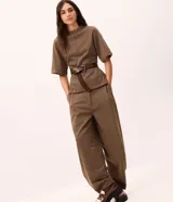 Pantalón de corte barrel con estampado de cuadros, tiro alto, bolsillos laterales y trabillas para cinturón. Confeccionado en tejido con estructura y caída fluida.