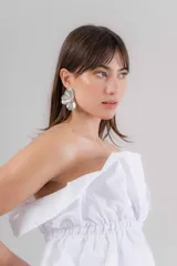 Top verde oliva sin mangas, con escote recto con volantes y elástico en el borde superior.