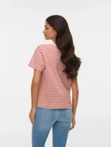 Remera de manga corta con hombros caídos y cuello redondo, confeccionada en tejido de punto de algodón orgánico con diseño de rayas horizontales.