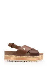 Sandalias de cuero color marrón con plataforma de yute y suela de goma.