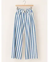 Pantalón de jean con diseño de rayas verticales en tonos azul y blanco, de tiro alto y corte ancho.