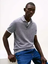 Chomba gris de algodón orgánico y lino con cuello y borde de mangas blancos, corte regular y logo bordado en el pecho.