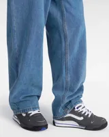 Zapatillas Vans Rowley XLT de color gris oscuro, con la franja lateral Sidestripe en blanco, pasador de cordones con etiqueta de la marca y detalles en azul. Presentan diseño robusto inspirado en el skate de los años 90 y 2000, con lengüeta acolchada y suela combinada en blanco y negro.