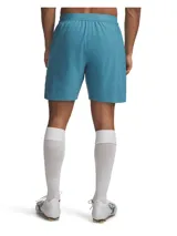 Short deportivo Under Armour de la línea Challenger, diseñado para fútbol. Presenta un color azul petróleo con detalles gráficos sutiles en la parte inferior y logo de la marca. Cuenta con cintura elástica con cordón interno, bolsillos laterales y un diseño ligero con perforaciones para ventilación.
