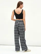 Pantalón a cuadros blanco y negro con cintura elástica.