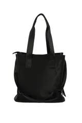 Bolso tipo tote color beige con doble asa superior negra y correa ajustable. Presenta un diseño estructurado con dos bolsillos frontales funcionales, uno con cierre y otro con solapa y broches a presión.