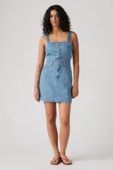 Vestido corto de denim celeste con breteles anchos y botones frontales.