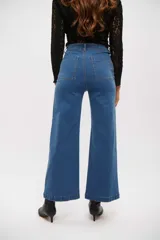 Jean de corte wide leg con tiro alto y costuras verticales decorativas en el frente. Cuenta con cierre y botón metálico, y bolsillos laterales y traseros.