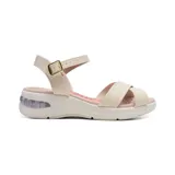 Sandalia de cuero sintético color beige con plataforma blanca y detalle de cámara de aire transparente en el talón.