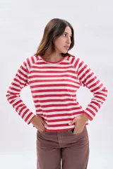 Remera de manga larga con diseño de rayas horizontales en color rojo y blanco, corte recto y cuello redondo.