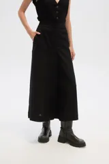 Pantalon de lino color negro, de corte ancho y tiro alto, con bolsillos laterales.