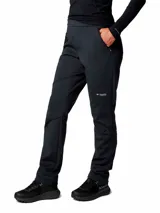 Pantalón de senderismo Columbia Titanium color negro, diseñado para actividades de alto rendimiento. Confeccionado con tecnología Omni-Shield que repele la humedad y manchas, presenta un tejido grueso y flexible con interior cepillado. Cuenta con cintura alta parcialmente elástica, bolsillos con cremallera, refuerzos en zonas clave y clips de polaina en los puños.