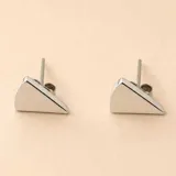Aros tipo caravana de plata 925 con diseño geométrico triangular minimalista y cierre de presión.