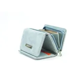 Billetera corta de símil cuero color beige, con cierre a presión y placa metálica decorativa. Cuenta con múltiples compartimentos internos para tarjetas, visor y billetes, además de un compartimento posterior con cierre.