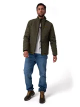 Chaqueta acolchada de color verde oliva con diseño de costuras en zigzag. Presenta cierre frontal completo, cuello alto y parche con el logo de la marca en el pecho.