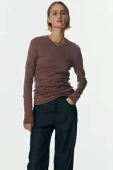 Remera entallada de manga larga con cuello redondo, confeccionada en tejido de punto.