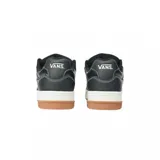 Championes Vans modelo Upland, color negro con detalles en blanco y suela de goma color caramelo. Presentan costuras visibles en contraste, logo lateral distintivo y cierre con cordones.