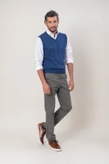 Chaleco de punto con cuello en V, confeccionado en lana merino, de diseño clásico y ajuste regular.