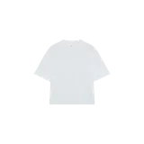Remera básica de manga corta, color blanco, de corte holgado y cuello redondo.