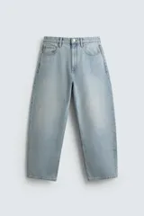 Jeans de hombre color azul claro con efecto lavado, de corte relajado desde la cadera que se estrecha ligeramente en el bajo. Tienen tiro medio, cinco bolsillos y cierre frontal con cremallera y botón.