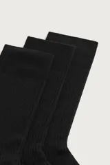 Pack de tres pares de calcetines negros largos de tejido acanalado con mezcla de algodón.