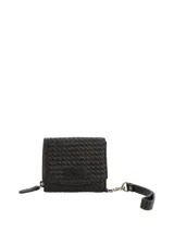 Billetera marrón de cuero con diseño exterior trenzado, solapa con cierre de broche magnético y correa de muñeca desmontable.